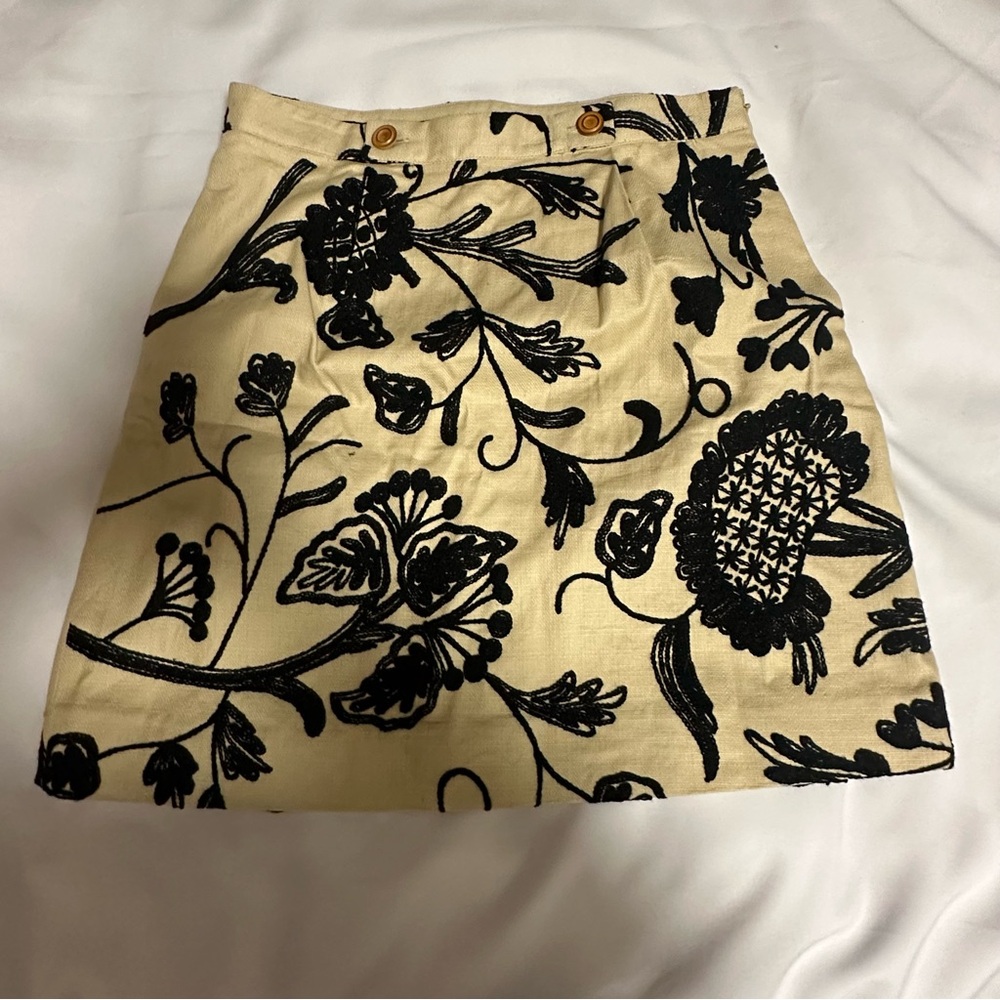 Vanessa  Virginia Black  Cream A-Line Mini Skirt for  size 6 embroidered